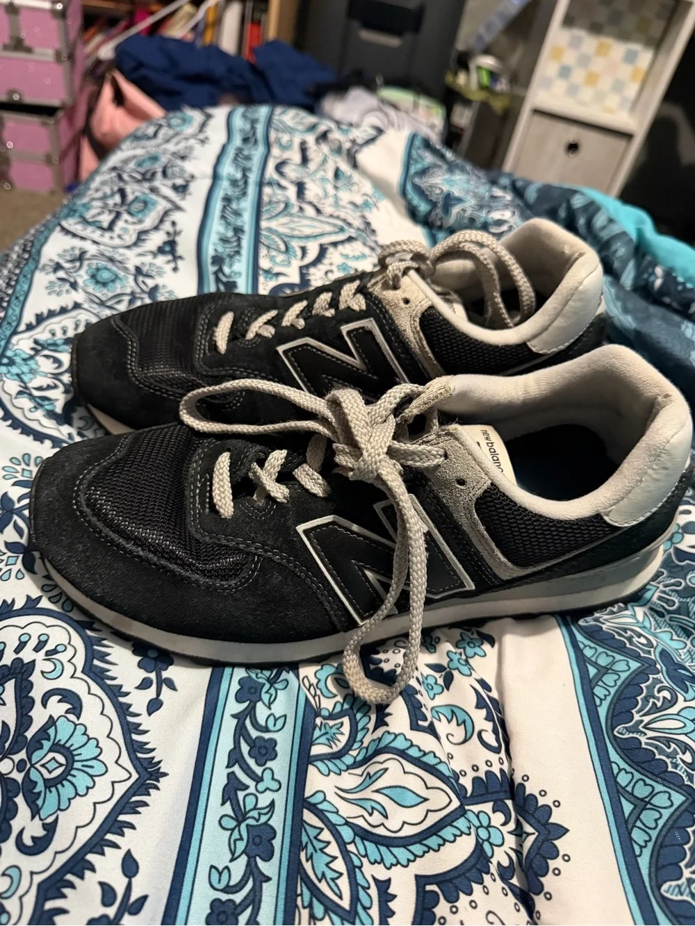 New Balance women’s Black & Gray Athletic Sneakers size 8
